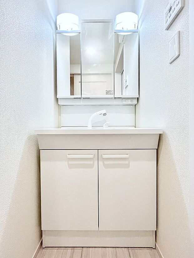 ～Dressing Room～  清潔感溢れる色合いで統一されていると、スッキリと整った印象をうけます。  鏡の裏にはたっぷりと収納スペースを標準装備！  水廻りは、シンプルかつ機能性を重視して。