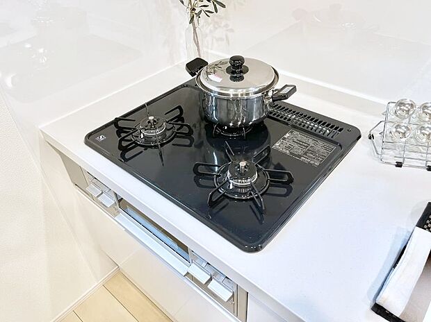 ガスコンロはＳｉセンサー搭載。火力調節や焦げ付き・消し忘れも防いでくれます。