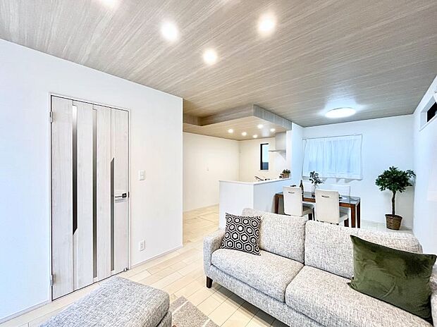 ～Living～　家族の食事や団らんのほか、子どもを遊ばせたり、友人を招いたりするLDKは住まいの中心。長時間過ごす場所だから、その空間は住まい全体の居心地を左右します。