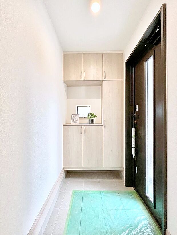 ◆A号棟◆~Entrance~ 家の中でお客様を迎える最初の場所である玄関は、家の印象そのものです!豊富な玄関収納で、常に綺麗に保つことが出来ます♪玄関にはたっぷり収納の下駄箱を完備!