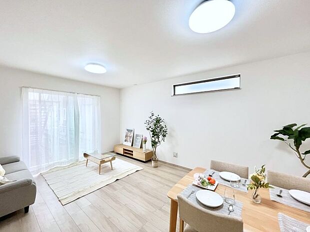 ◆A号棟◆~Living~ 家族の会話や笑顔が行き交うリビングです。大きなソファやダイニングテーブルでゆったり食事をしたりくつろぎたい♪そんな夢が叶えられる空間です!