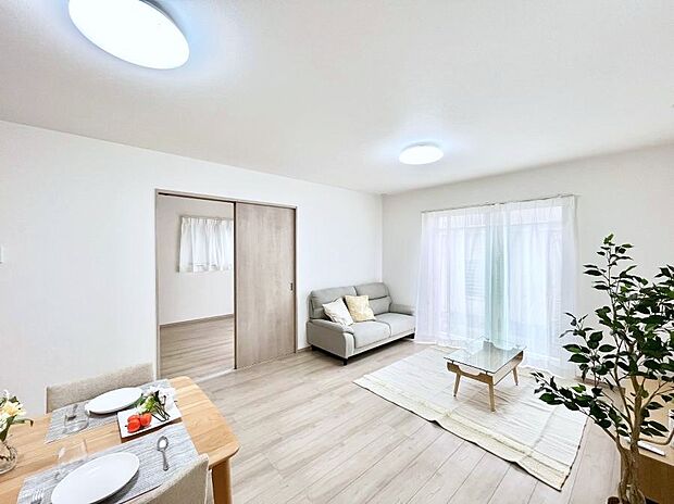 ◆A号棟◆～Living～　飽きの来ないシンプルでおしゃれなLDK。大きな窓から日差しが差し込むので室内も明るく、家族の憩いの場としてピッタリです。開放感と日当たりの良さを是非ご覧ください！