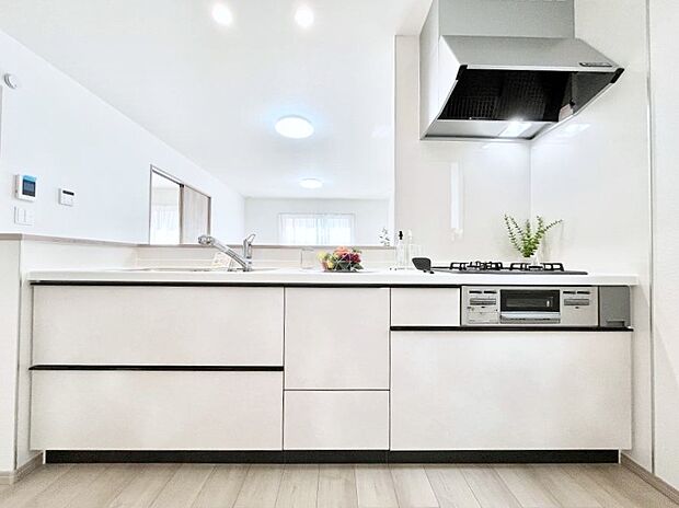 ◆A号棟◆～Kitchen～　広くて使いやすいキッチンなら家族でいっしょに料理をつくったり、後片付けも手間なくできちゃいます♪収納もたっぷりあるので、いつもすっきりと清潔な印象を保てます。