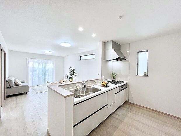 ◆A号棟◆~Kitchen~ 自然光が入る窓のあるキッチン☆毎日使う場所だからこそ、使い勝手を考慮しました。ゆったりとしたキッチンコーナーは質感豊かな仕上がりとなっております。