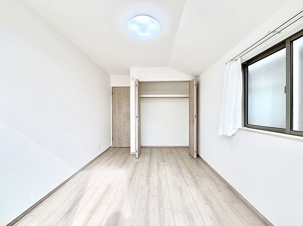 ◆A号棟◆~Bed Room~ 全居室には収納クローゼットを完備!普段使いのお洋服や小物はもちろん、季節物のお洋服などもしっかりと整理整頓おしまい頂けます。 居室空間を広く使用できますね。