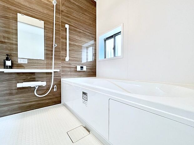 ◆A号棟◆～Bath Room～　窓付きのバスルームは、採光もあり明るく気持ちの良い空間です。窓があることで、換気環境も良好。ゆったり寛げるバスルームで、毎日のバスタイムが楽しみになりそうです。