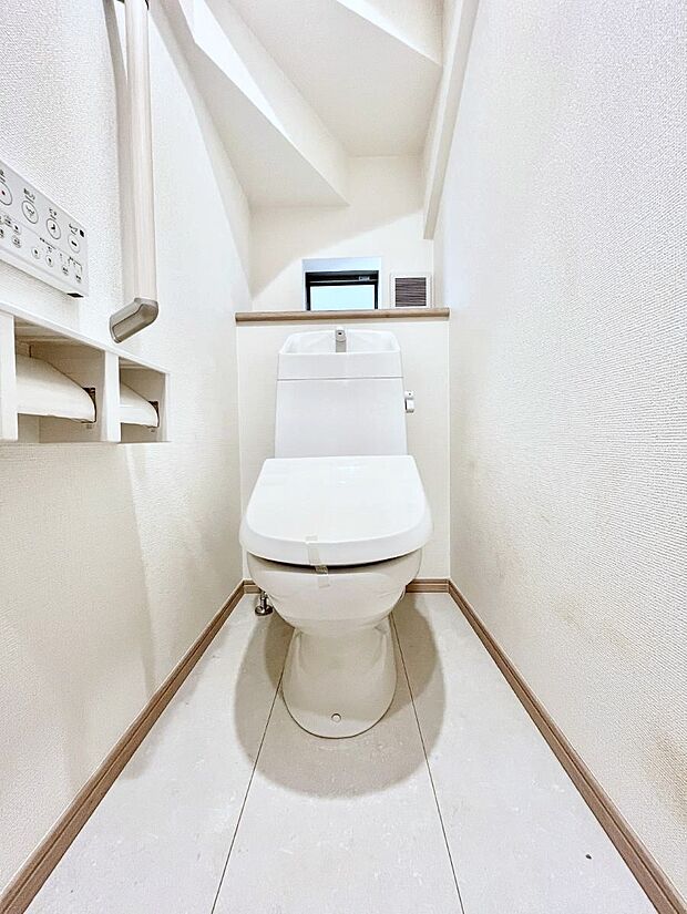◆A号棟◆~Toilet~ 綺麗・スッキリ・快適なウォシュレット付トイレでくつろげる空間です。採光もあり明るく、快適空間となっております♪毎日使う場所だからこその配慮です!