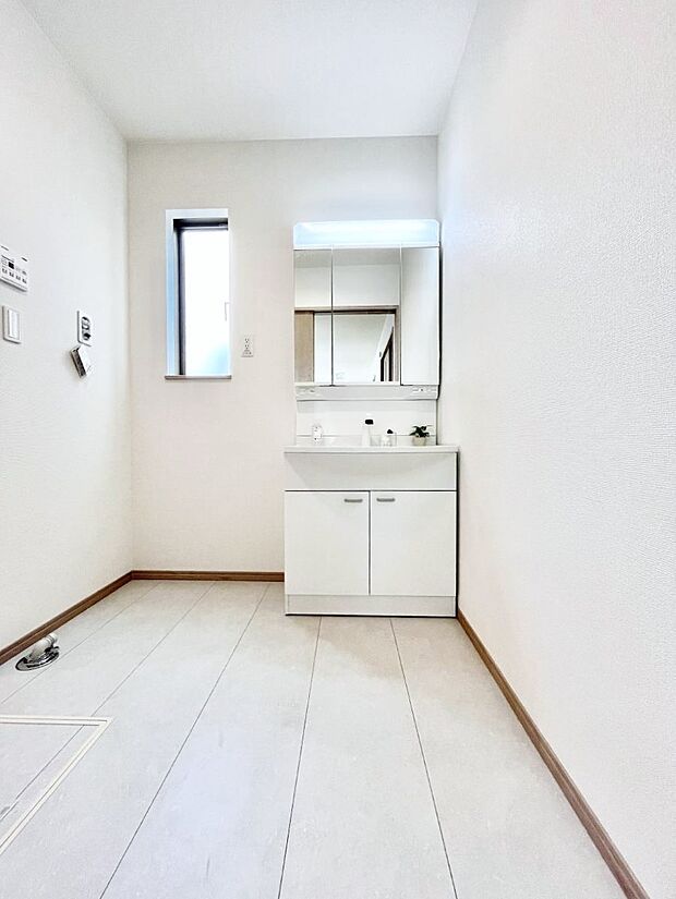 ◆A号棟◆~Dressing Room~ 明るく清潔感溢れるパウダールーム。毎日使う場所だからこそ、快適な空間となっております。シャンプードレッサーを採用しておりますので、朝シャンも手軽に出来ます。