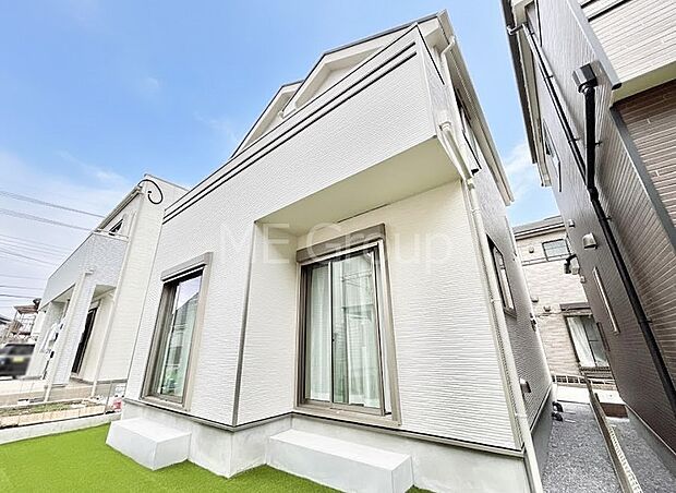 ◆A号棟◆~Exterior~ 堂々たる趣ながら、主張し過ぎずどこか余裕を感じさせるシャープなフォルムで佇む邸宅は、晴天の空と照らし合わせる事で、本来あるべき完成形の姿を見せてくれます。