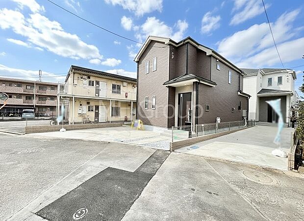 ～Exterior～　前面道路：北東 4.93m 公道　前面道路は閑静な住宅地をはしる車通りの少ない道路。駐車の出し入れもらくらくです！ご不明点・現地見学のご希望は、お気軽にお問い合わせください！