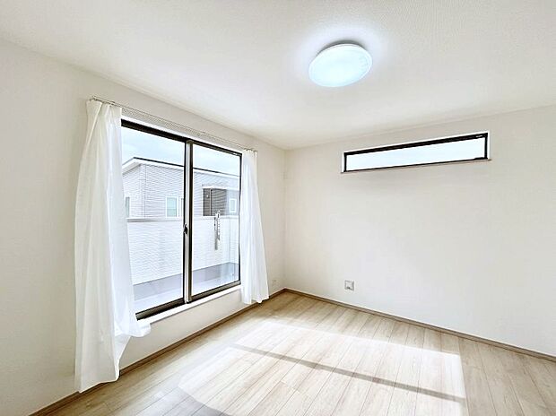 ◆A号棟◆~Bed Room~ 「今日も一日お疲れ様」とご夫婦でゆったりくつろげる寝室。 毎日の家事やお仕事に疲れた日はフカフカのベットで癒されてください。テレビや本棚をおいても快適な広さが自慢♪