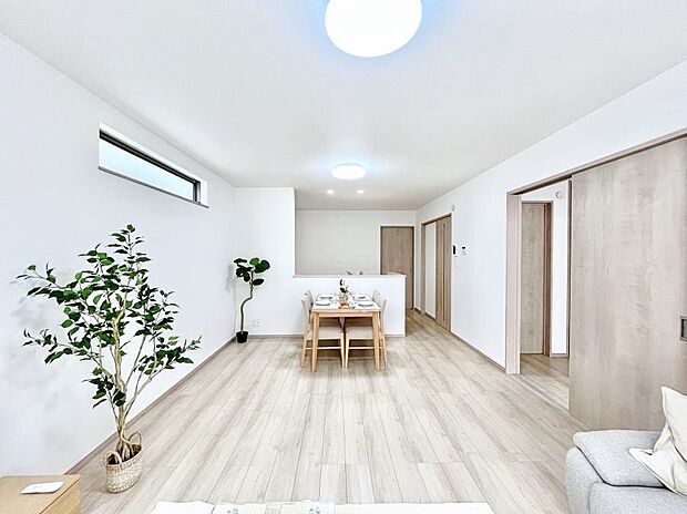 ◆A号棟◆~Living~ 家族の食事や団らんのほか、子どもを遊ばせたり、友人を招いたりするLDKは住まいの中心。長時間過ごす場所だから、その空間は住まい全体の居心地を左右します。