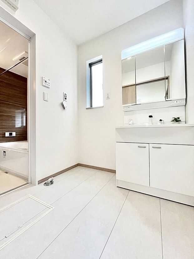 ◆A号棟◆~Dressing Room~ 暗くなりがちな洗面所も窓があると採光と換気が可能なので気持ちよくお使い頂けます。三面鏡タイプの洗面台は鏡裏収納で散らかりがちな洗面所もスッキリ♪