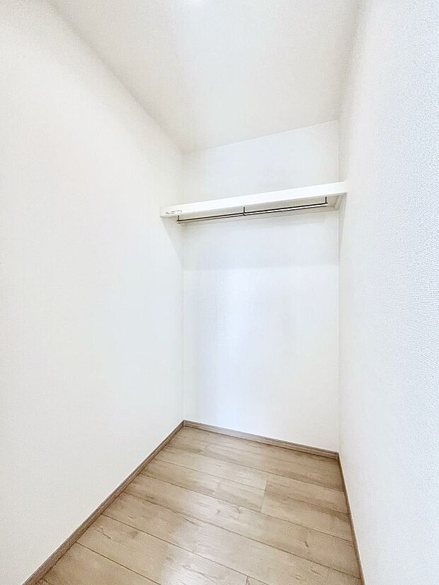 ◆A号棟◆～Walk-in Closet～　たくさんの洋服をかけてもシワになりにくいウォークインクローゼット。洋服以外にも、普段使わない家電やスーツケース、ストック品など何でも片付く嬉しい空間です。