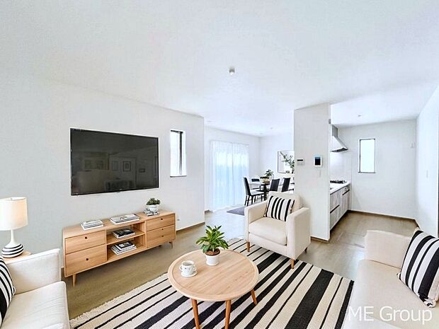 ◆B号棟◆~Living~ 家族の会話や笑顔が行き交うリビングです。大きなソファやダイニングテーブルでゆったり食事をしたりくつろぎたい♪そんな夢が叶えられる空間です!※家具はCGです