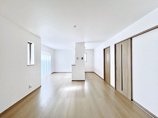 ◆B号棟◆~Living~ 家族の食事や団らんのほか、子どもを遊ばせたり、友人を招いたりするLDKは住まいの中心。長時間過ごす場所だから、その空間は住まい全体の居心地を左右します。