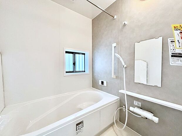 ◆B号棟◆~Bath Room~ 窓付きのバスルームは、採光もあり明るく気持ちの良い空間です。窓があることで、換気環境も良好。ゆったり寛げるバスルームで、毎日のバスタイムが楽しみになりそうです。