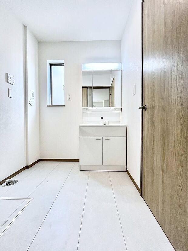 ◆B号棟◆~Dressing Room~ 明るく清潔感溢れるパウダールーム。毎日使う場所だからこそ、快適な空間となっております。シャンプードレッサーを採用しておりますので、朝シャンも手軽に出来ます。