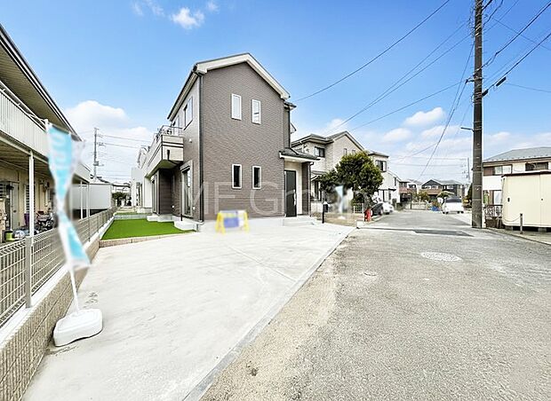 ~Exterior~ 前面道路:北東 4.93m 公道 前面道路は閑静な住宅地をはしる車通りの少ない道路。駐車の出し入れもらくらくです!ご不明点・現地見学のご希望は、お気軽にお問い合わせください!