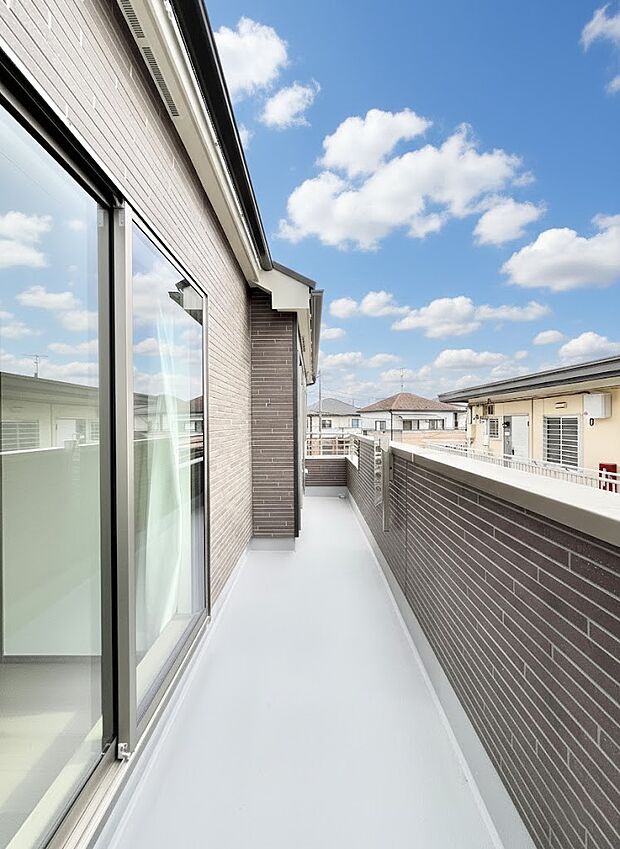 ◆B号棟◆~Balcony~ 南向きのバルコニーの前には雲以外に太陽を遮るものがありません。お洗濯物も乾きやすく、何より明るく気持ちのいい光が入ってきます。使いやすく開放的なバルコニーです♪