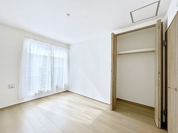 ◆B号棟◆~Bed Room~ マンションと違い部屋数が多いのが戸建てのメリットです。ご家族が増えたことで手狭に感じていた住まいも戸建てでは各居室プライバシーを保つことができます。