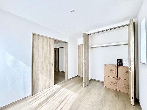 ◆B号棟◆~Bed Room~ 全居室には収納クローゼットを完備!普段使いのお洋服や小物はもちろん、季節物のお洋服などもしっかりと整理整頓おしまい頂けます。 居室空間を広く使用できますね。