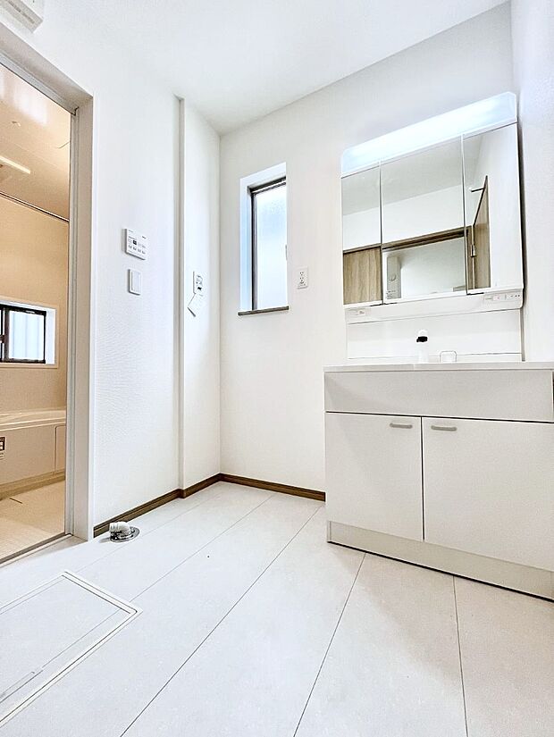 ◆B号棟◆~Dressing Room~ 暗くなりがちな洗面所も窓があると採光と換気が可能なので気持ちよくお使い頂けます。三面鏡タイプの洗面台は鏡裏収納で散らかりがちな洗面所もスッキリ♪