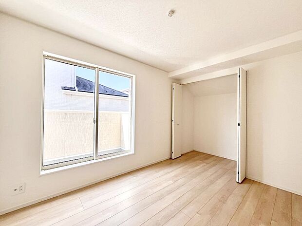 明るいバルコニーサイドに洋室を設置。目覚めの良い寝室に。 