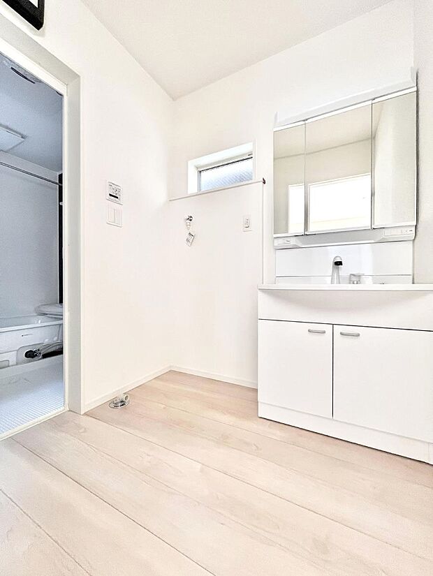 清潔感のある快適空間です。毎日の身支度も気持ち良くお使い頂けます。 