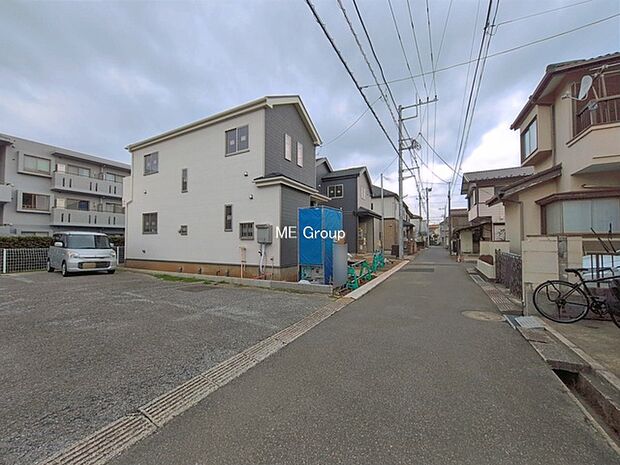 ~Exterior~ 前面道路:北東 4m 私道 前面道路は閑静な住宅地をはしる車通りの少ない道路。駐車の出し入れもらくらくです!ご不明点・現地見学のご希望は、お気軽にお問い合わせください!