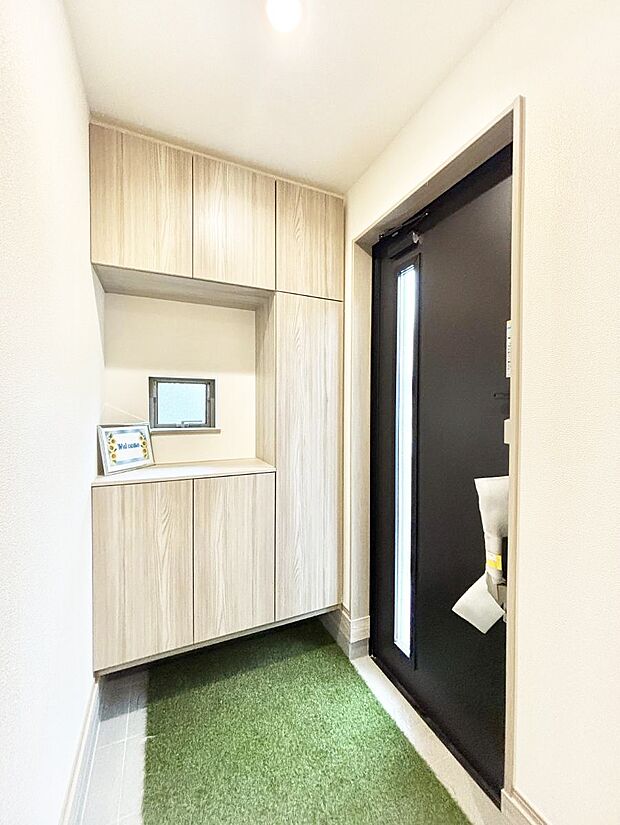 ～Entrance～　家の中でお客様を迎える最初の場所である玄関は、家の印象そのものです！豊富な玄関収納で、常に綺麗に保つことが出来ます♪玄関にはたっぷり収納の下駄箱を完備！