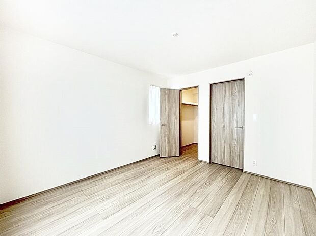 ～Bed Room～  全居室には収納クローゼットを完備！普段使いのお洋服や小物はもちろん、季節物のお洋服などもしっかりと整理整頓おしまい頂けます。  居室空間を広く使用できますね。
