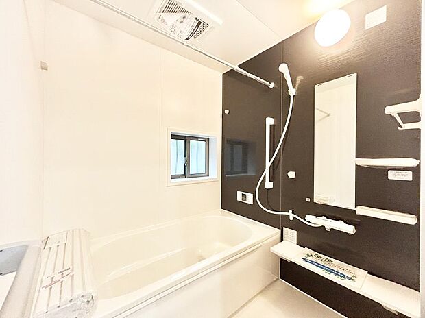 ~Bath Room~ 落ち着いた雰囲気の浴室で明日に向けてリフレッシュ。浴室乾燥機能も付いているので隣の洗濯機置き場で洗い上がった洗濯物を、雨の日も天気を気にせず乾燥させることも可能です。