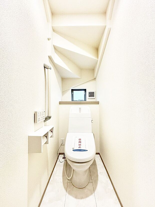 ~Toilet~ 綺麗・スッキリ・快適なウォシュレット付トイレでくつろげる空間です。トイレは毎日使わざるを得ないもの。いつも清潔を保ちたいですね。トイレが2ヶ所あるので朝の混雑時に便利です!