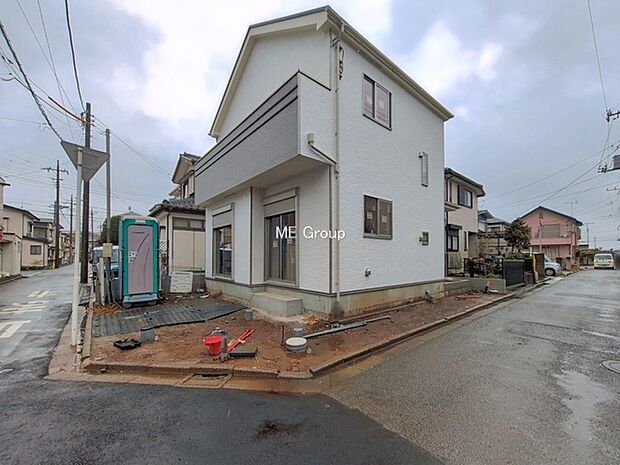 ~Exterior~ 角地により陽当り・風通し良好です。一戸建ての大きなメリットは、自分達の「土地」を「自由に」使える事です。ガーデニングやDIY,車やバイクの趣味など様々な用途で利用できます。