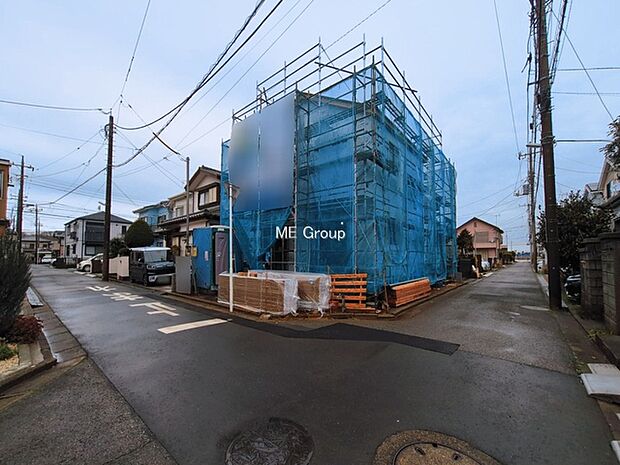 ~Exterior~ 前面道路:南 4m 私道、東 4m 私道 低層の一戸建てを中心とした街並みが整然と続き、周辺は高い建物が建っていないので、緑の多い閑静な趣を感じる環境です。