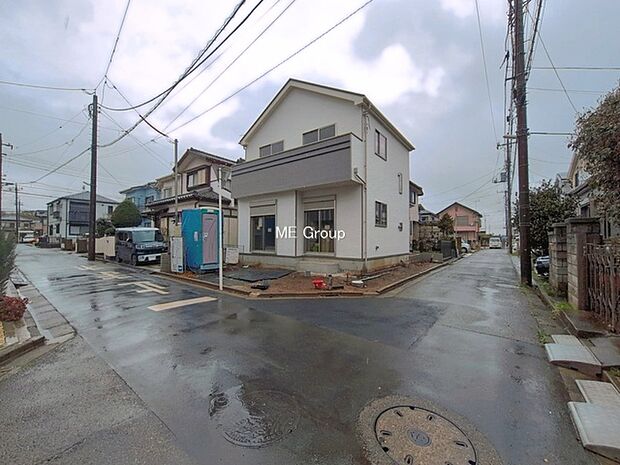 ~Exterior~ 前面道路:南 4m 私道、東 4m 私道 低層の一戸建てを中心とした街並みが整然と続き、周辺は高い建物が建っていないので、緑の多い閑静な趣を感じる環境です。