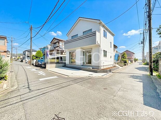 ～Exterior～　前面道路：南 4m 私道、東 4m 私道　低層の一戸建てを中心とした街並みが整然と続き、周辺は高い建物が建っていないので、緑の多い閑静な趣を感じる環境です。