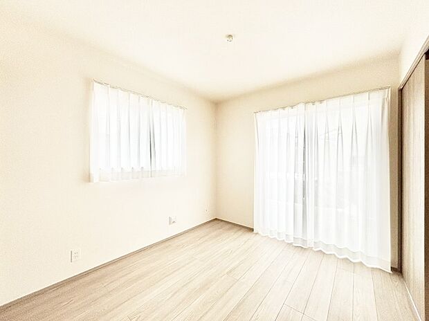 ～Bed Room～　部屋数が多いのが戸建てのメリットです。ご家族が増えたことで手狭に感じていた住まいも戸建てでは各居室プライバシーを保つことができます。住まいにゆとりが生まれ心もリラックスできます♪