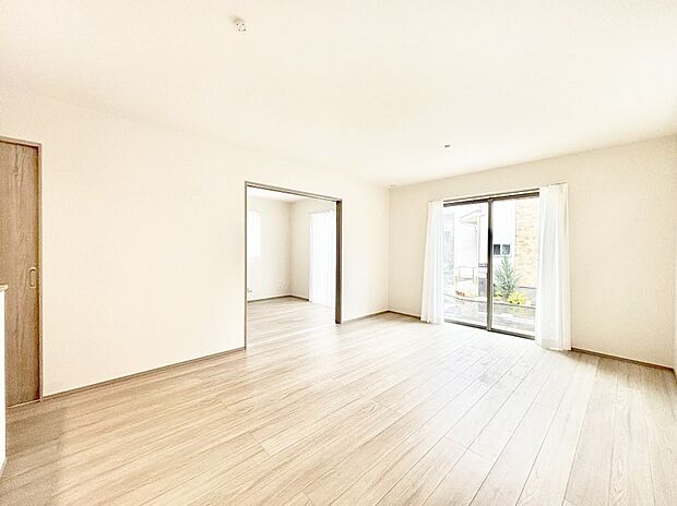 ～Living～　豊かな陽光がこの場所を照らしだす。光溢れるこの空間はみんなの笑顔が集う場所、時を忘れ、つきることのないたわいもない会話を楽しむ時間、たくさんの思いが綴られる場所。