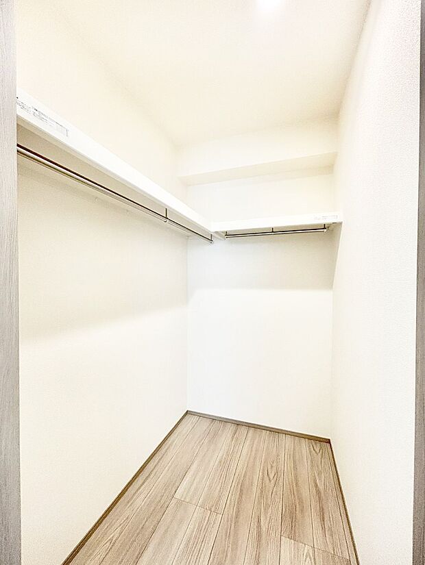 ～Walk-in Closet～　必要なものやコーディネートを一覧して確認でき、身支度や準備が短時間で済むウォークインクローゼットを設置しました。家の中をすっきりとさせる便利な収納スペースです。