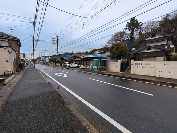~Exterior~ 前面道路:南西 12.3m 公道 一戸建ての大きなメリットは、自分達の「土地」を「自由に」使える事です。ガーデニングやDIY,車やバイクの趣味など様々な用途で利用できます。