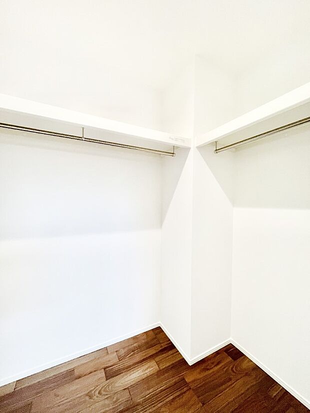 ~Walk-in Closet~ 必要なものやコーディネートを一覧して確認でき、身支度や準備が短時間で済むウォークインクローゼットを設置しました。家の中をすっきりとさせる便利な収納スペースです。