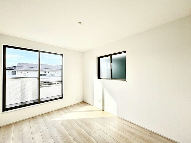 ◆B号棟◆〜Bed Room〜　2面採光を確保した明るい室内は、風通しも良く、大変居心地の良い空間となっております。爽やかな風を感じて起きる朝は、快適生活の始まりに！日当たりや通風がとても良い住まい♪
