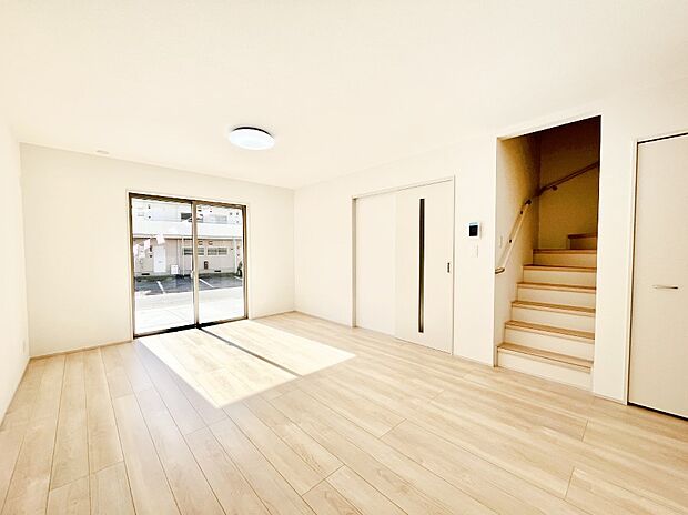 ◆B号棟◆〜Living〜　リビングに階段のある間取りです♪家族のコミュニケーションがスムーズに取れますね♪ゆとりある暮らしと心地よい住環境が紡ぐ贅沢な時間をご家族みんなでお過ごし下さい。