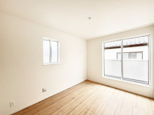 ~Bed Room~ 部屋数が多いのが戸建てのメリットです。ご家族が増えたことで手狭に感じていた住まいも戸建てでは各居室プライバシーを保つことができます。住まいにゆとりが生まれ心もリラックスできます♪