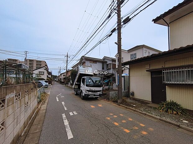 ~Exterior~ 前面道路:北 5.4m 公道 前面道路は閑静な住宅地をはしる車通りの少ない道路。駐車の出し入れもらくらくです!ご不明点・現地見学のご希望は、お気軽にお問い合わせください!