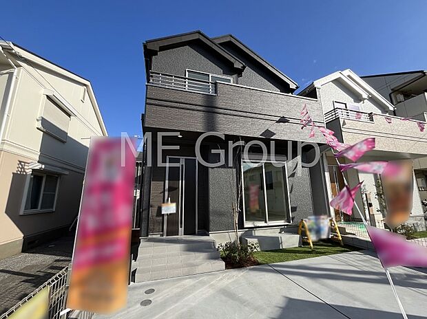 ◆A号棟◆〜Exterior〜　堂々たる趣ながら、主張し過ぎずどこか余裕を感じさせるシャープなフォルムで佇む邸宅は、晴天の空と照らし合わせる事で、本来あるべき完成形の姿を見せてくれます。