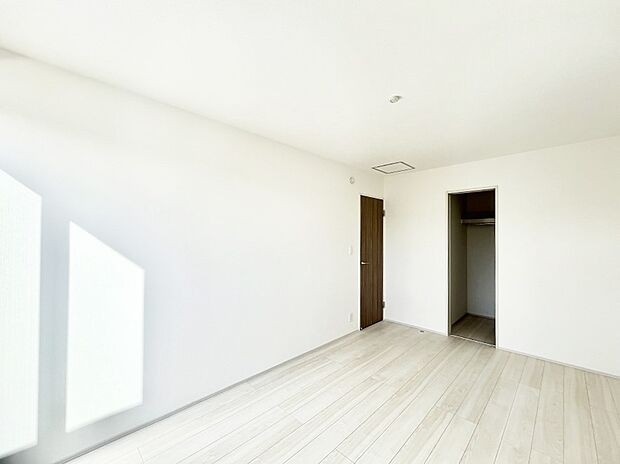 ◆A号棟◆〜Bed Room〜  「今日も一日お疲れ様」とご夫婦でゆったりくつろげる寝室。毎日の家事やお仕事に疲れた日はフカフカのベットで癒されてください。テレビや本棚をおいても快適な広さが自慢♪