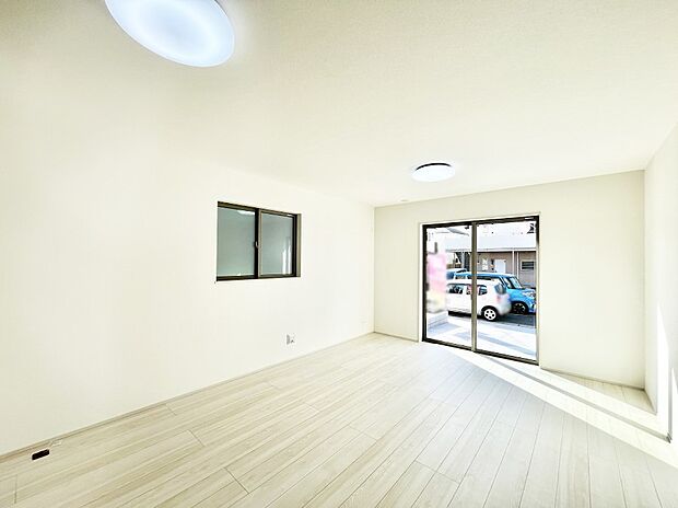 ◆A号棟◆〜Living〜　飽きの来ないシンプルでおしゃれなLDK。大きな窓から日差しが差し込むので室内も明るく、家族の憩いの場としてピッタリです。開放感と日当たりの良さを是非ご覧ください！